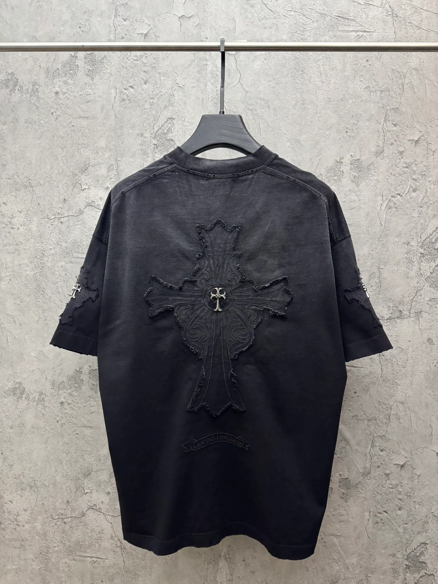 P240 top version, real shot without P, ​​different from market currency) 𝗖𝗵𝗿𝗼𝗺𝗲 𝗛𝗲𝗮𝗿𝘁𝘀/Croxin 2026 spring new original single counter American washed patch embroidered couple short sleeves 👑The highest version! Customized fabric 320 grams, washed and fried. Best-selling model at the counter. Very comfortable to wear. Accessories: Original molded and authenticated collar label➕100% silk wash label. Genuine purchase-grade original hangtag➕matching hanging rope➕3D hanging beads➕original packaging bag. Craftsmanship: The original version has consistent wiring! The highest version of the armhole matching technique! Color: Black Blue Size: S M L XL Style No.: 5207